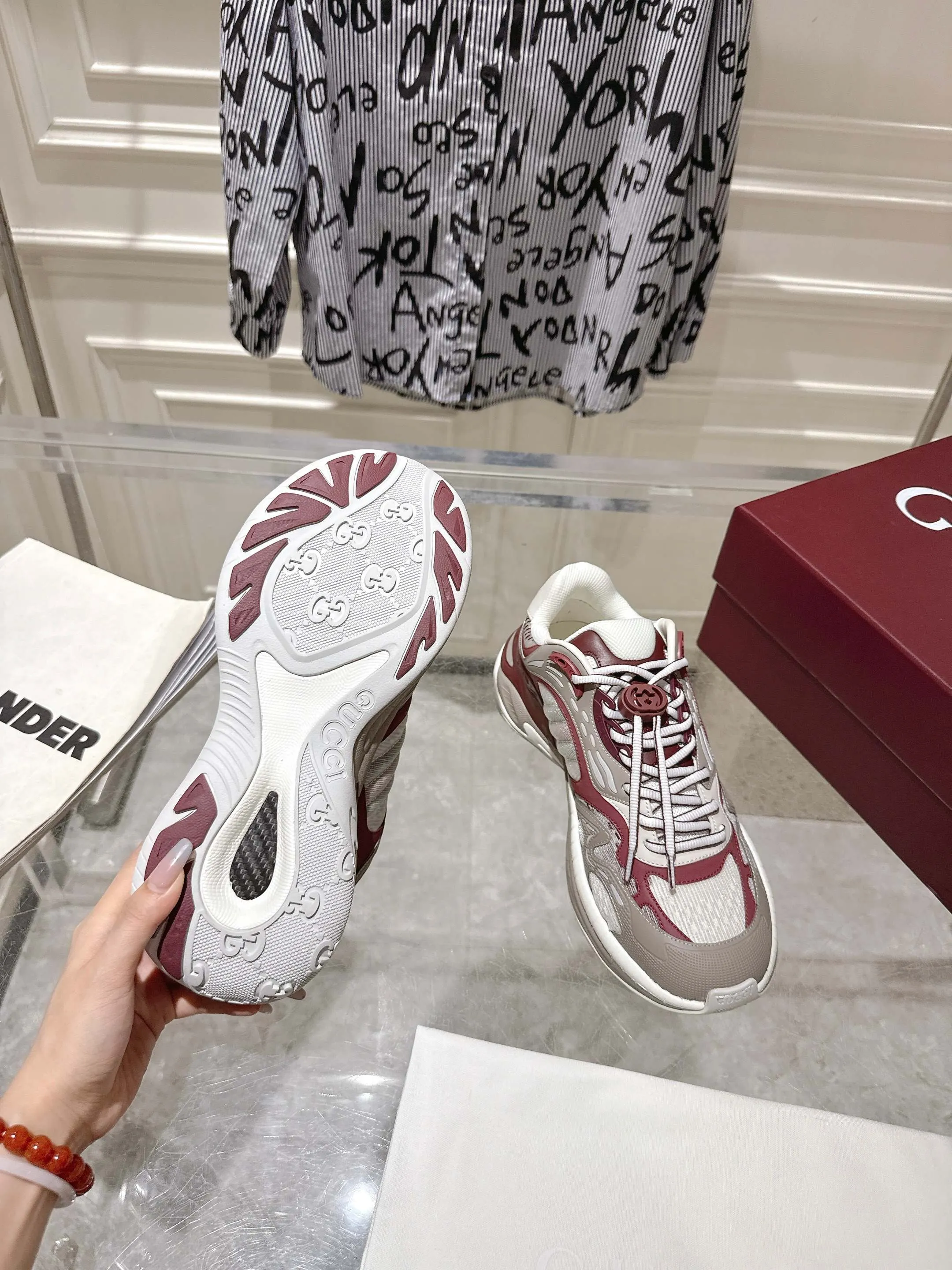 👟👟Ex-factory price 980👟👟Upgraded version with airplane case Gucci Gucci 25ss hot new style couple style retro sports shoes dad shoes This Gucci 2.0 reinterprets the brand's iconic striped webbing elements. This new interpretation of iconic details uses EVA thick soles with a smart silhouette, bringing a stable and comfortable wearing experience. Delivered in exquisite packaging. Fabric: Made of original imported cowhide/technical fabric. Inner foot pad: Breathable mesh. Heel height: 4cm. Sole: Original customized ultra-light foam rubber outsole. Size: 35-45 (women's size 40, men's size 45, custom-made, non-returnable)